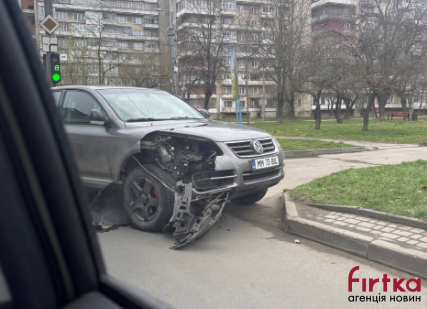 В Івано-Франківську зіткнулися три автівки: на місці працює поліція (ФОТО)