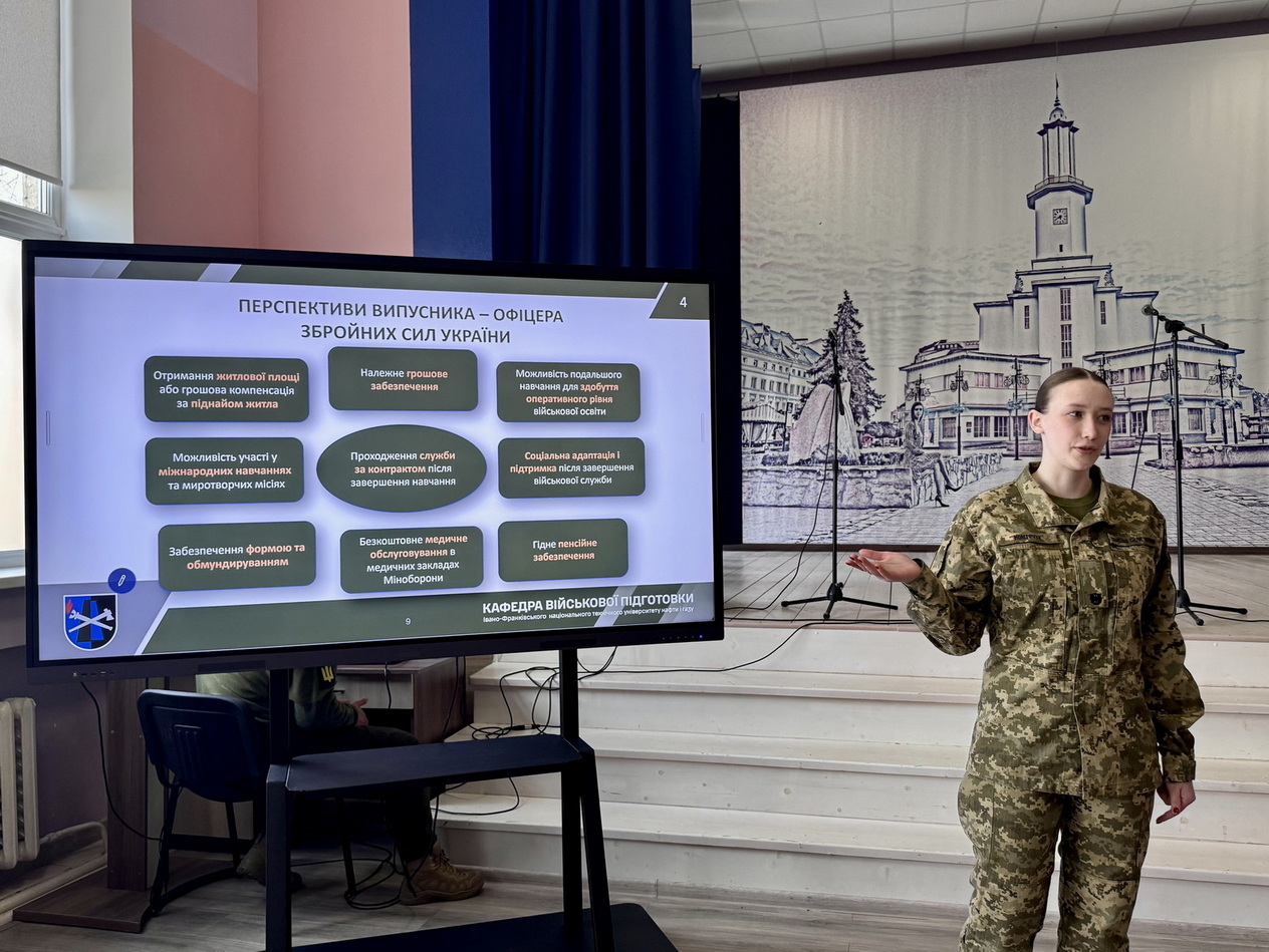 В Івано-Франківську випускницям розповіли про військові професії