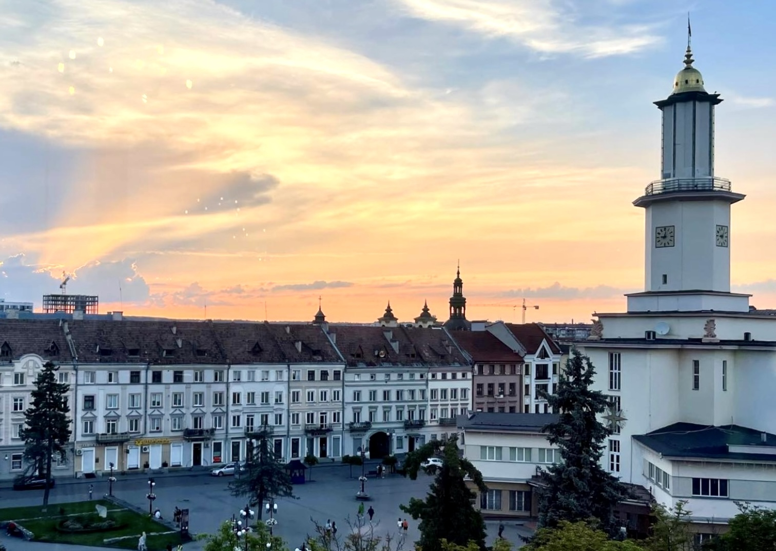 В Івано-Франківську активізували весняне прибирання: комунальники працюють у дві зміни
