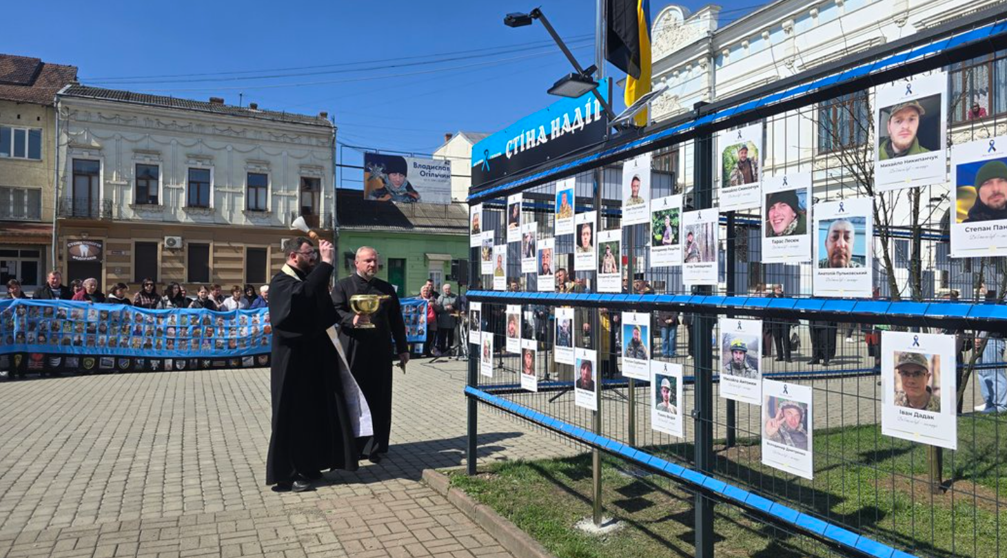 «Вірю, надіюся і чекаю свого сина вдома». На Івано-Франківщині відкрили «Стіну надії» зі світлинами зниклих безвісти воїнів