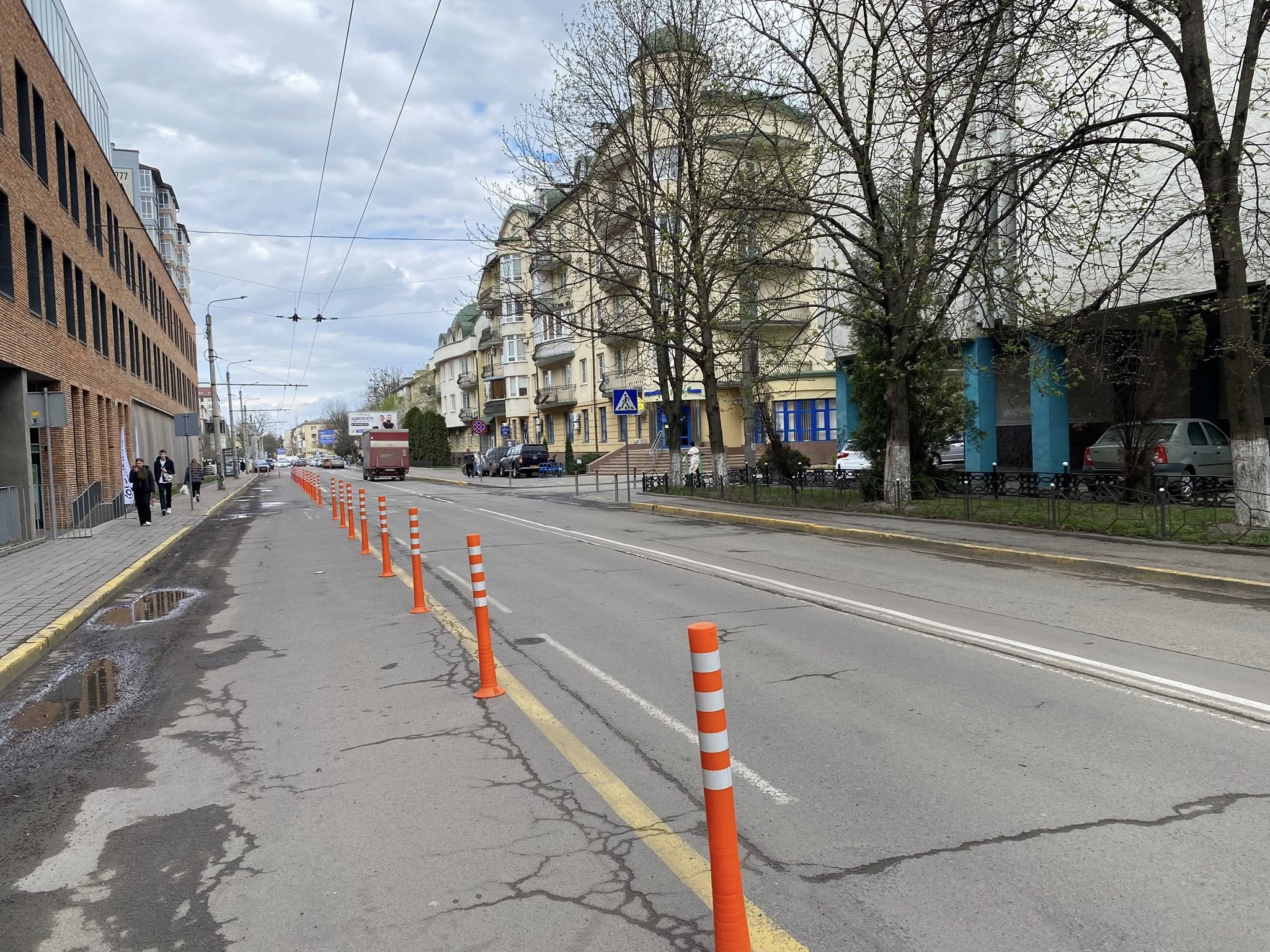 Розширюють тротуари: на вулиці Мельника в Івано-Франківську тестують нову схему руху