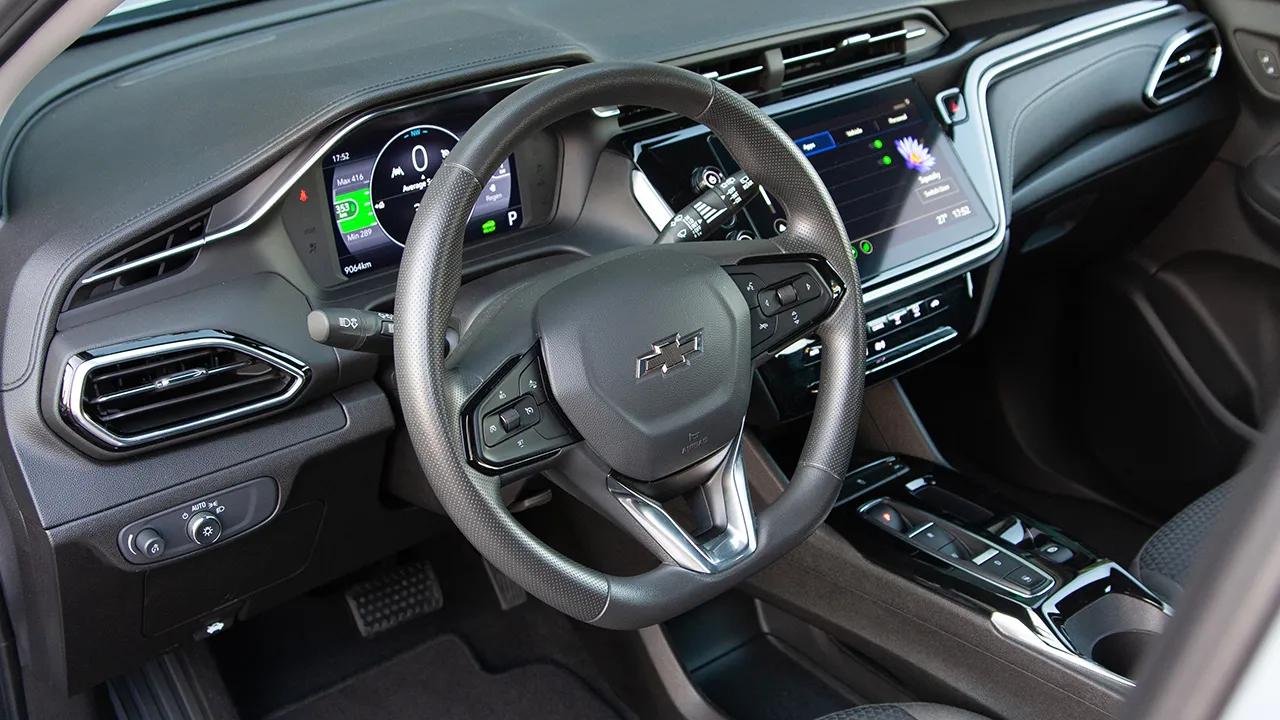 В Івано-Франківську чоловік викрав електрокар служби таксі та потрапив на ньому в аварію