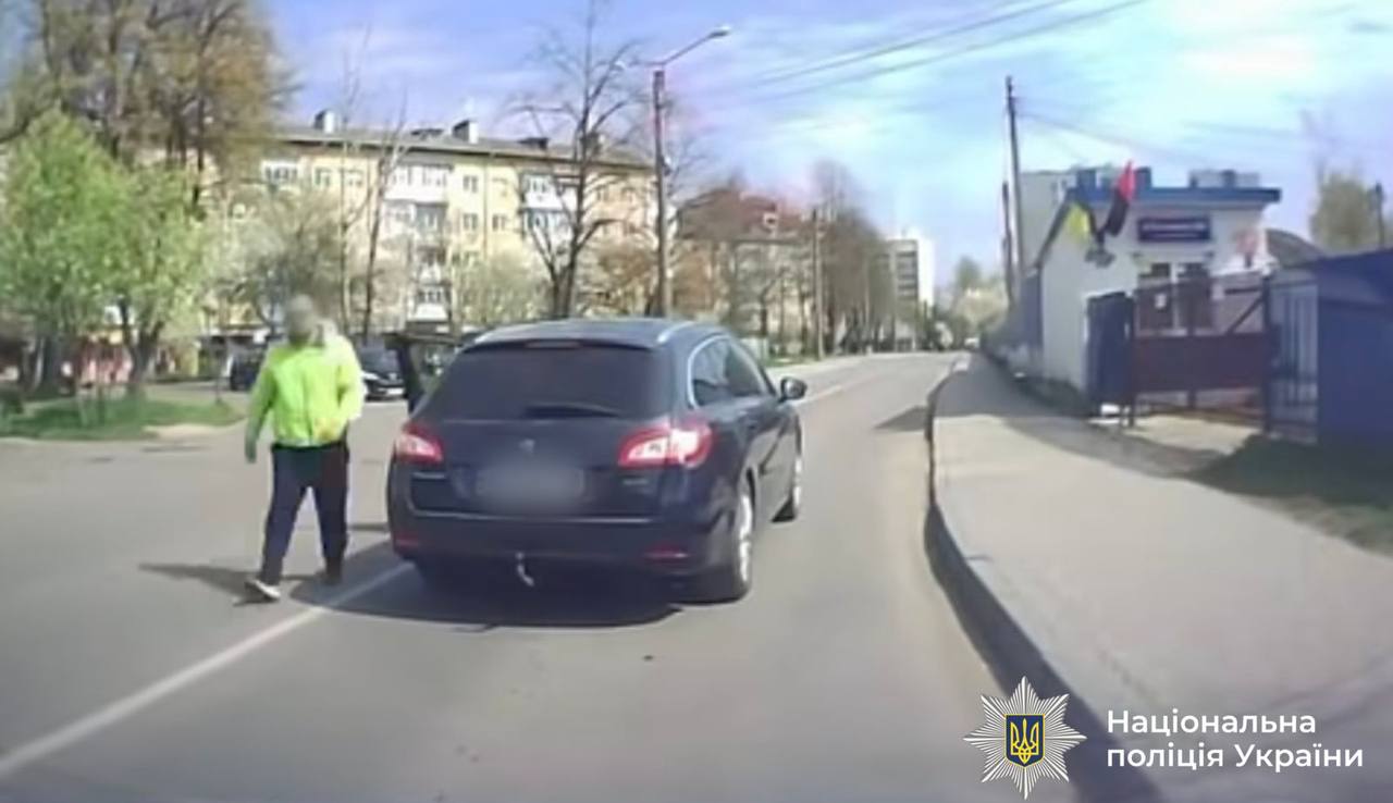 В Івано-Франківську чоловік під час конфлікту на дорозі вдарив жінку: поліція відкрила провадження (ФОТО)