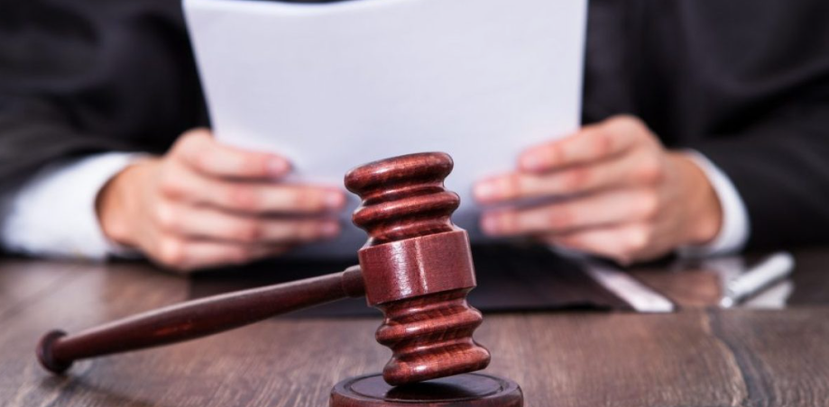 Розпивав алкоголь на території ліцею: на Прикарпатті матір підлітка оштрафували на 850 гривень