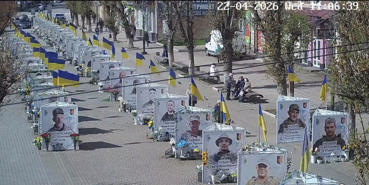 У Надвірній невідомі викрали вазони біля призм загиблих захисників (ВІДЕО)