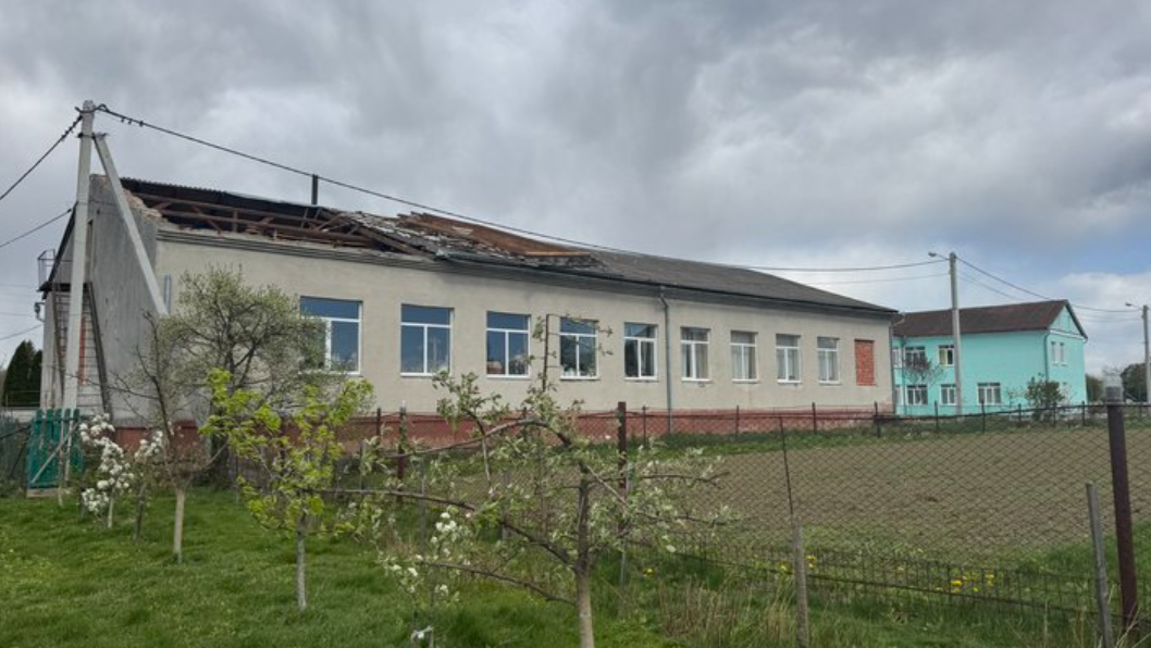 У Чернієві на Івано-Франківщині шквальний вітер зірвав шматок даху з корпусу ліцею (ВІДЕО)