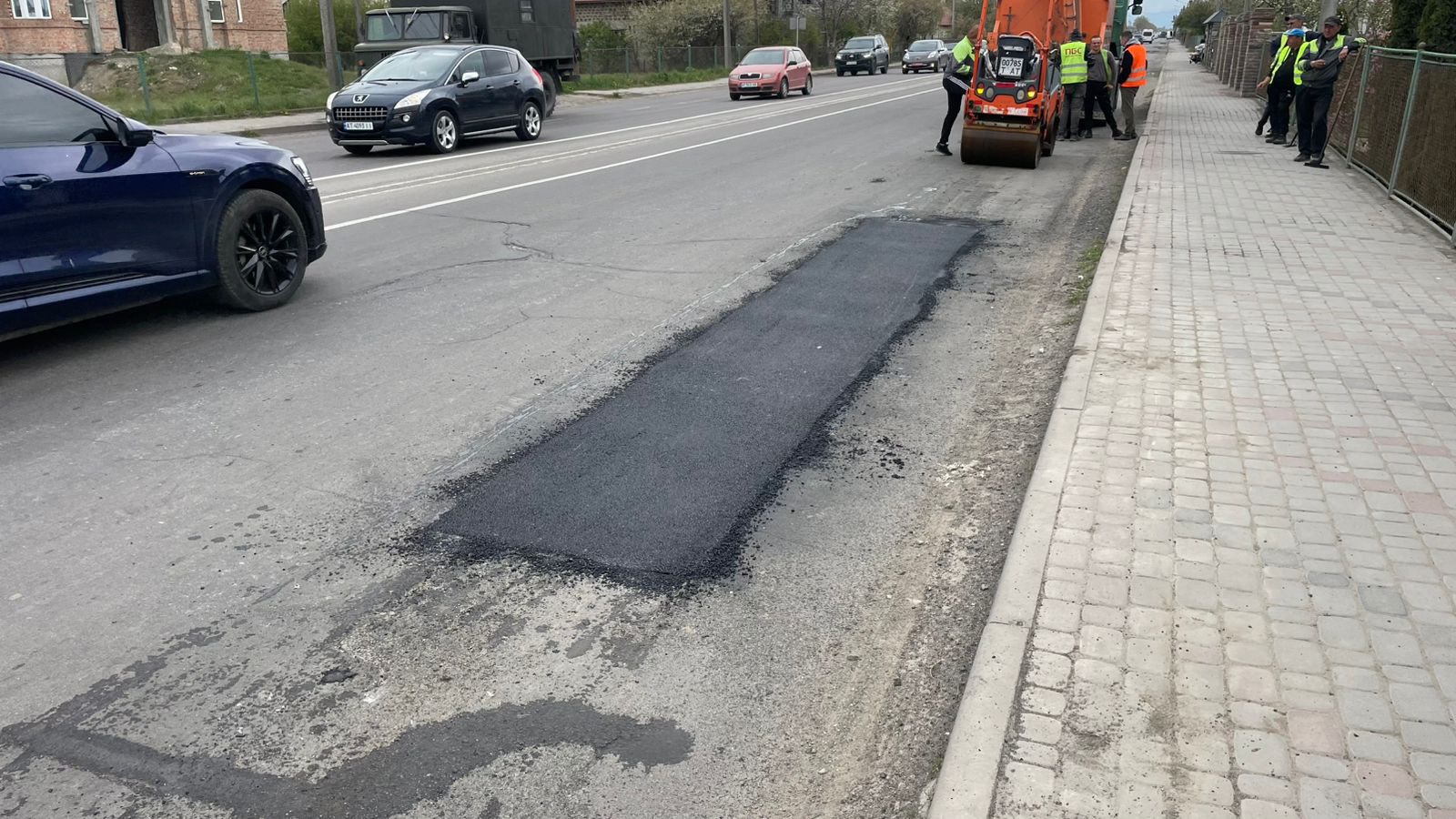 Сотні тисяч «квадратів» оновленого покриття: де на Івано-Франківщині ремонтуватимуть дороги впродовж тижня
