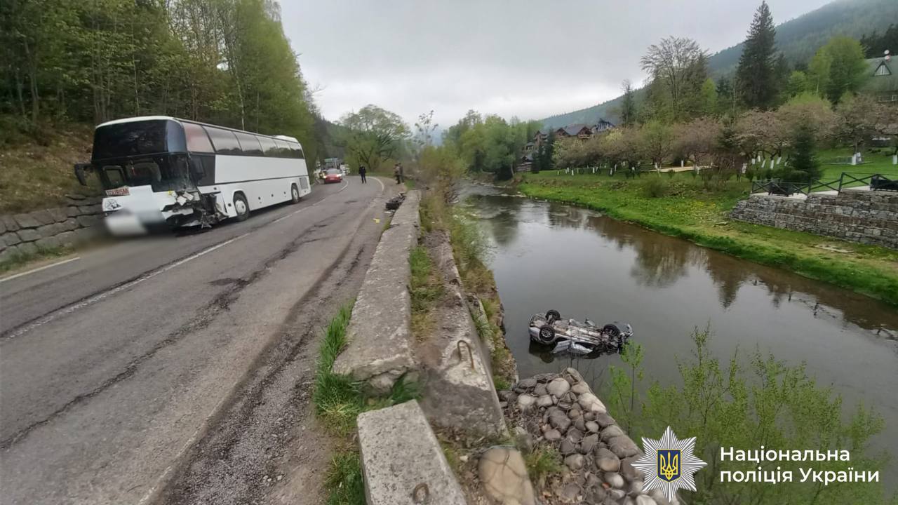 На Івано-Франківщині легковик після зіткнення з автобусом перекинувся у річку (ФОТО)