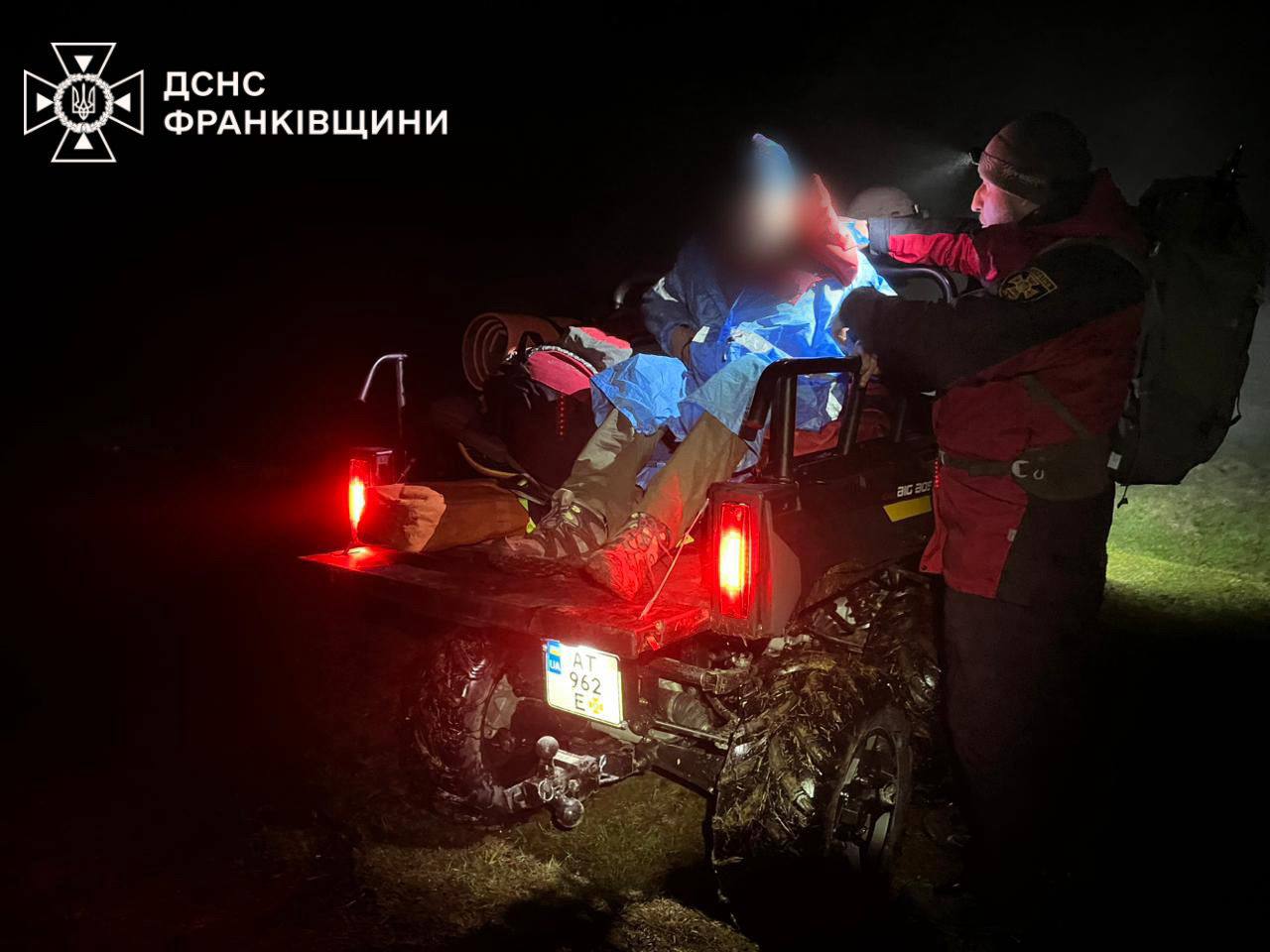 Травмував ногу: рятувальники допомогли туристу поблизу гори Хом'як (ФОТОФАКТ)