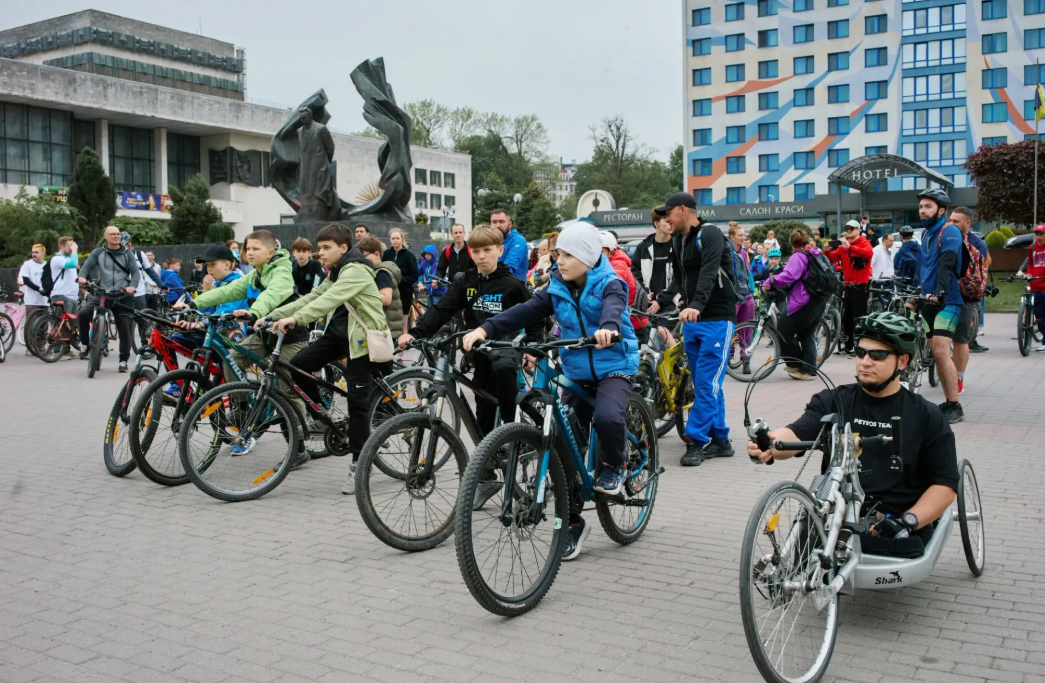 В Івано-Франківську сотні велосипедистів долучилися до велопробігу з нагоди Дня міста