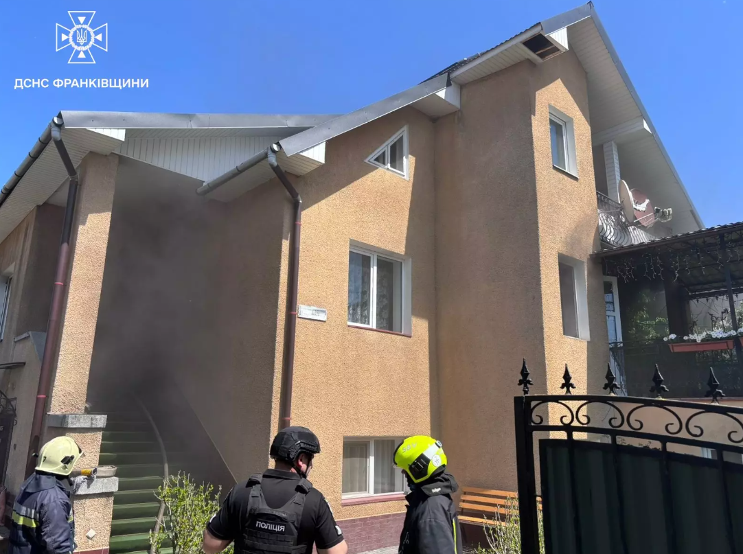 Горів приватний будинок: на Прикарпатті рятувальники ліквідували пожежу (ФОТО)