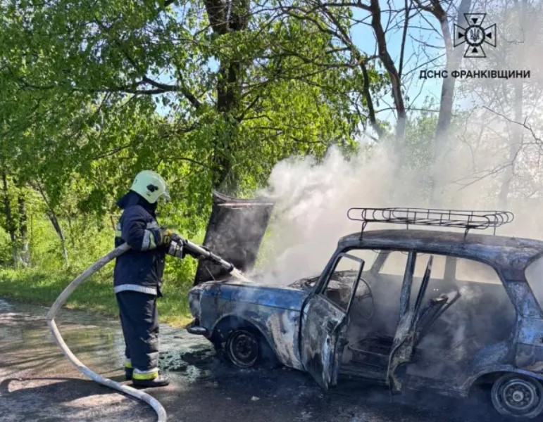 На Прикарпатті рятувальники загасили пожежу легкового автомобіля (ФОТОФАКТ)