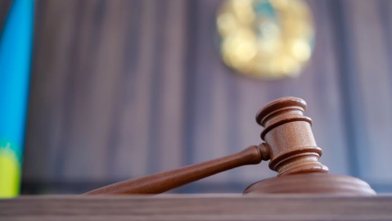 На Івано-Франківщині чоловіка засудили до шести з половиною років ув’язнення за проникнення в будинок і ножове поранення сусіда