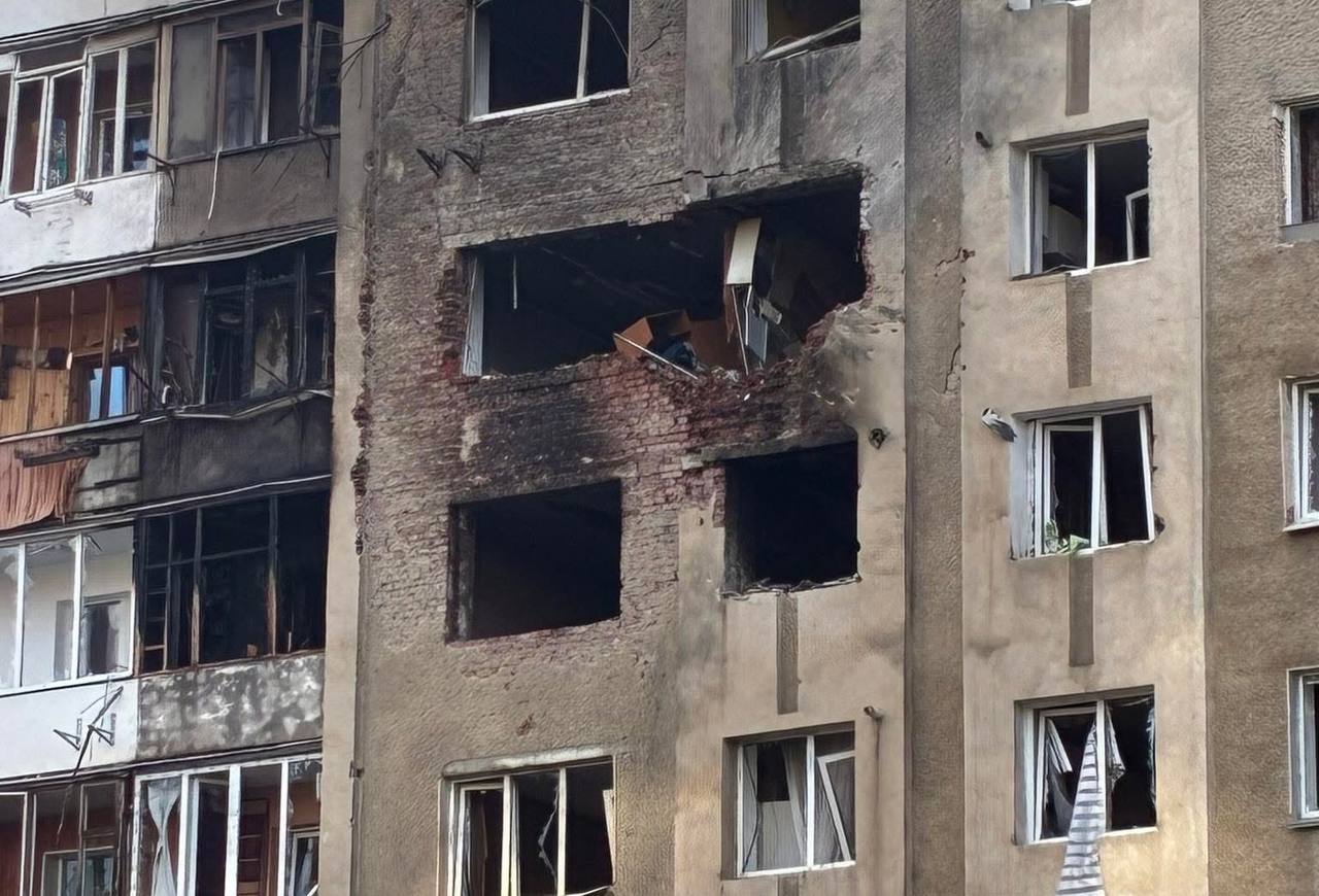 «Жертв вдалося уникнути дивом»: в Івано-Франківську вперше зафіксували пряме влучання дрона у житловий будинок