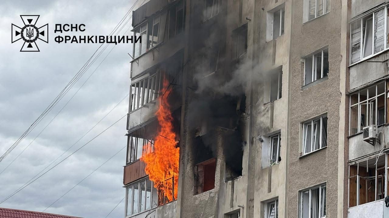 Після влучання дрона в Івано-Франківську поліцейські першими витягнули людей із будинку