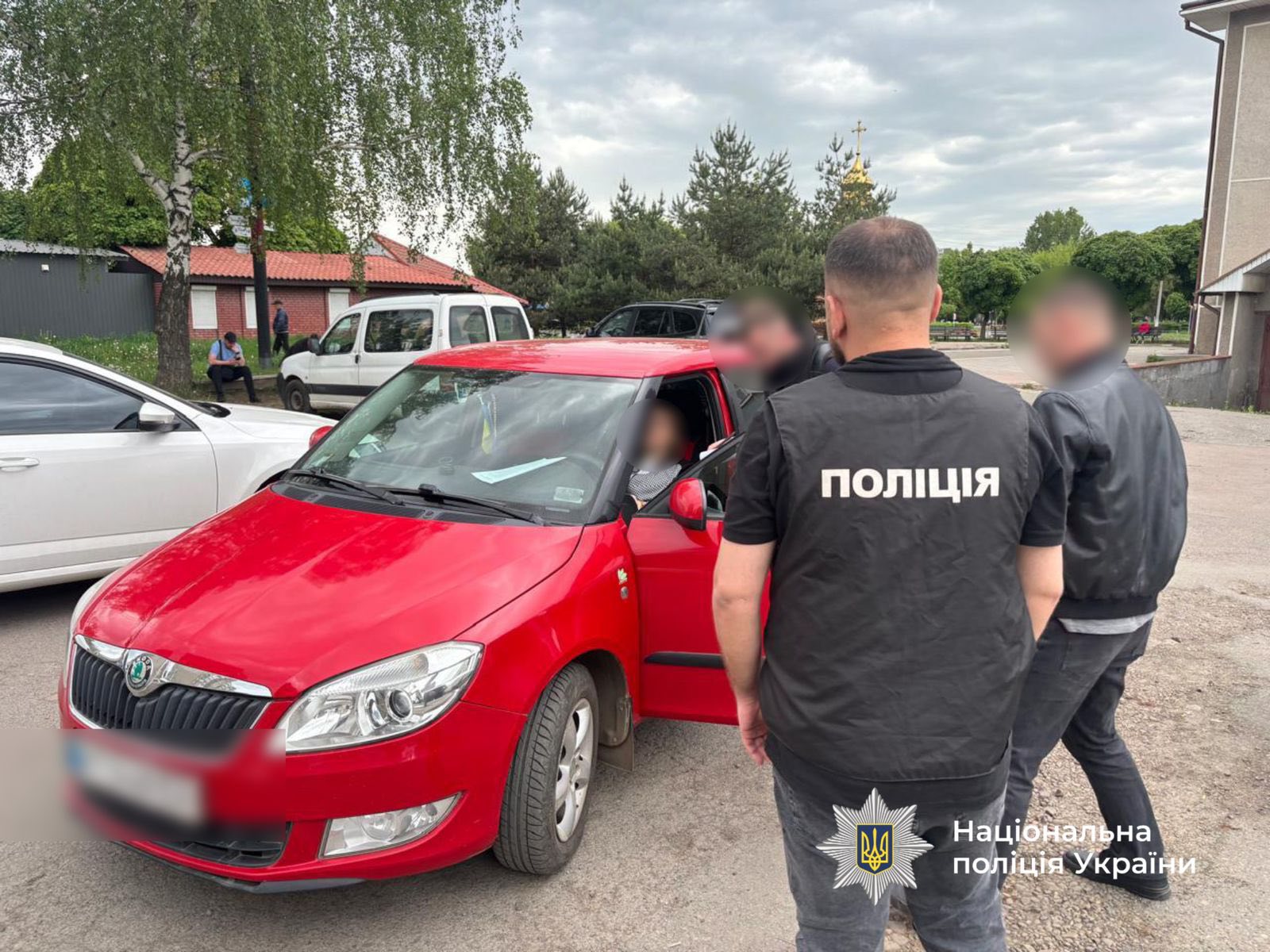 За три тисячі доларів: на Івано-Франківщині затримали держпосадовицю, яка обіцяла «закрити» аліментний борг (ФОТО)