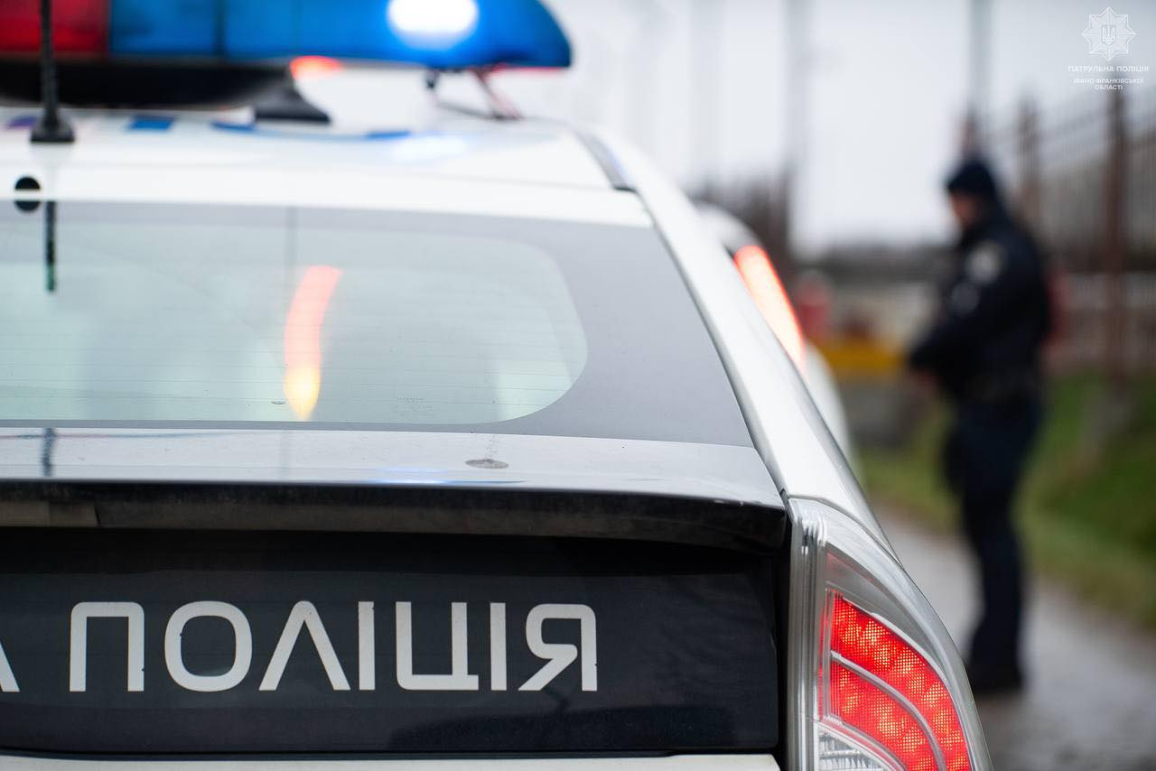 Вдарив перехожого й вкрав телефон: в Івано-Франківську затримали грабіжника