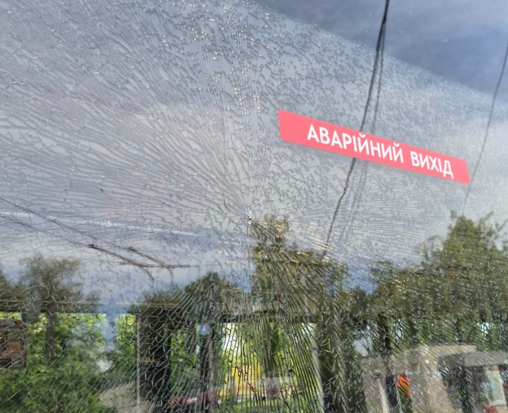 Зловмисників розшукують: в Івано-Франківську невідомі пошкодили комунальний транспорт