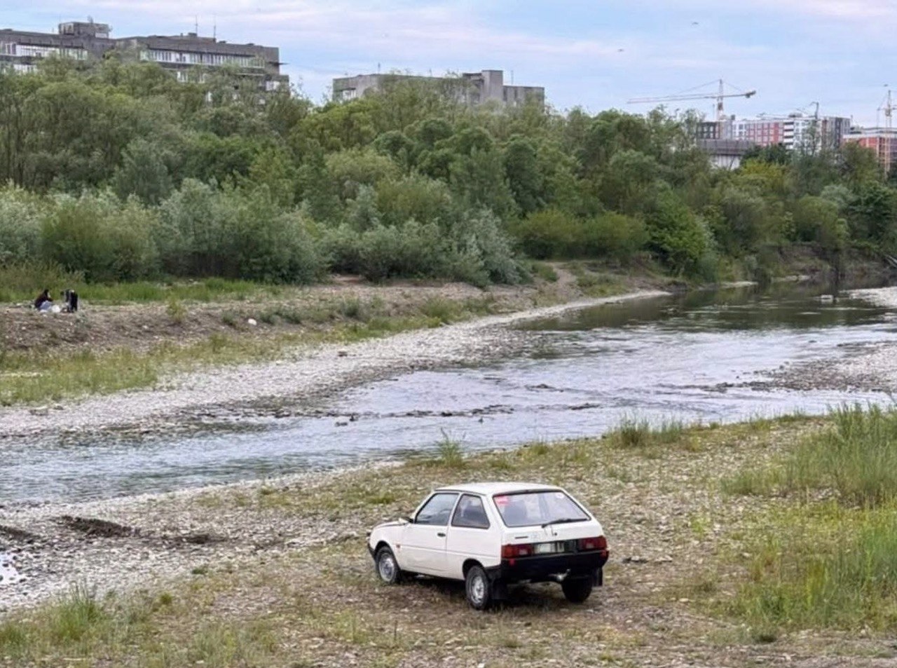 На Івано-Франківщині пʼяний водій намагався переїхати річку й застряг у воді (ФОТОФАКТ)