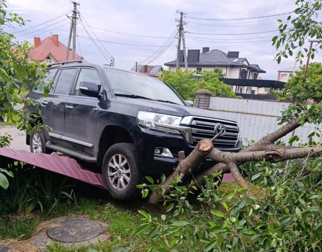 В Івано-Франківській громаді водій врізався в іншу автівку: від удару її відкинуло в паркан (ФОТОФАКТ)