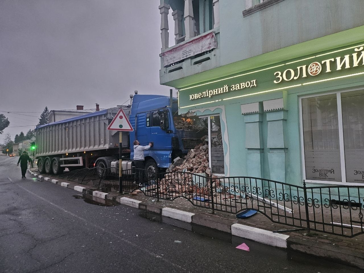 У Снятині вантажівка врізалася в історичну будівлю «Лілея» (ФОТО)