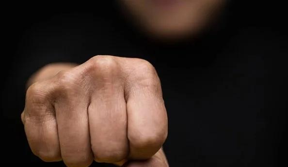 В Івано-Франківську двоє чоловіків побили місцевого мешканця та його собаку