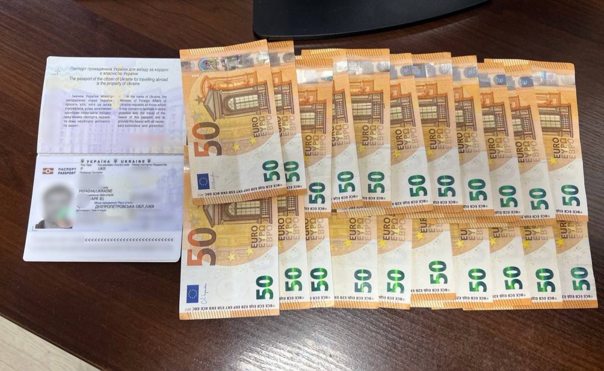 Житель Дніпропетровщини запропонував прикордонниці 1 050 євро хабаря: йому загрожує кримінальна відповідальність