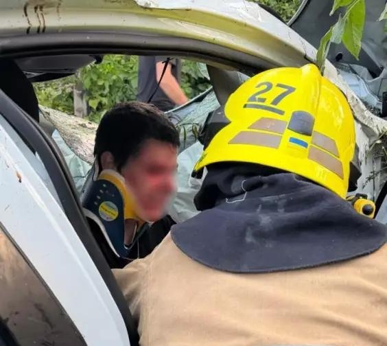 На Прикарпатті легковик злетів у кювет: одна людина загинула, двох деблокували рятувальники