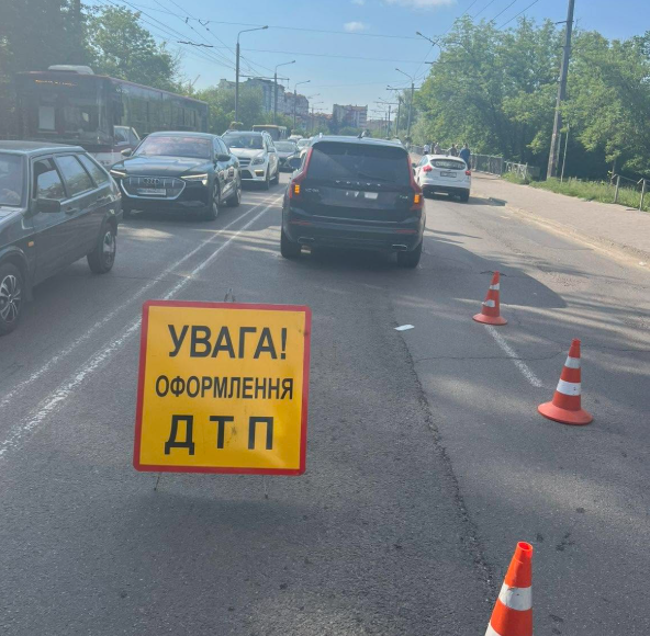В Івано-Франківську зіткнулися три автомобілі (ФОТОФАКТ)