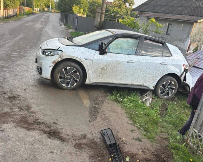 У Вовчинці водій не впорався з керуванням і врізався у паркан (ФОТОФАКТ)