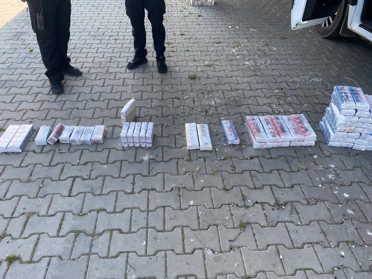 Іванофранківець намагався вивезти до Чехії понад тисячу пачок тютюнових виробів у схованках мікроавтобуса