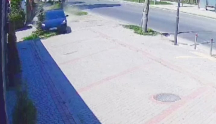 Виконував обгін і спричинив аварію: в Івано-Франківську водій Tesla в'їхав у будинок