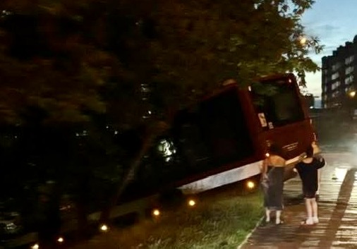 Водій не впорався з керуванням: в Івано-Франківську автобус злетів у кювет (ФОТОФАКТ)