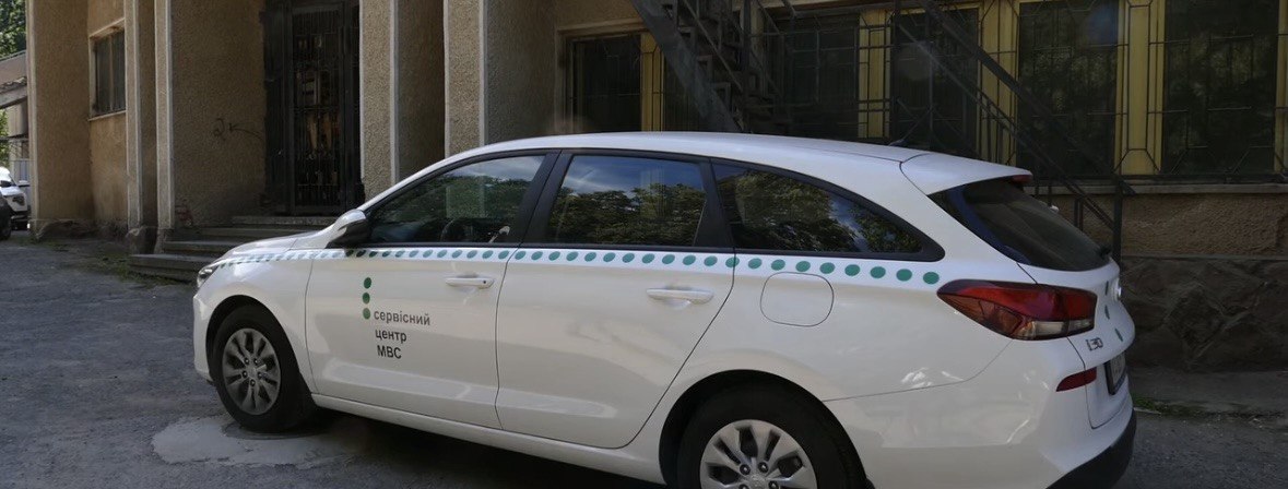 В Івано-Франківську ветеранам презентували адаптовані авто: де люди з інвалідністю зможуть навчатися керувати