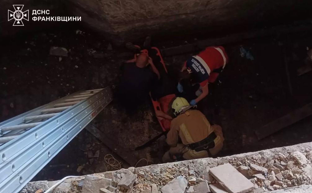 На Прикарпатті допомогли чоловіку, який впав у підвальне приміщення комбінату (ФОТОФАКТ)