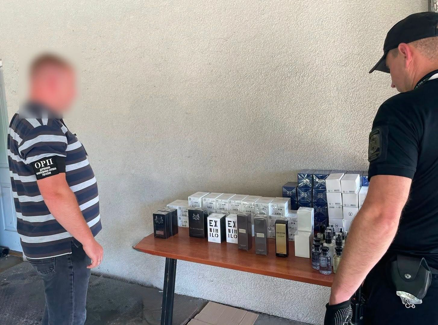 До Івано-Франківська намагалися ввезти брендову парфумерію на майже 700 тисяч гривень без декларування