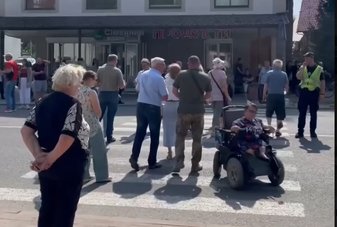 У Вигоді мешканці перекрили дорогу через протест проти будівництва міні-ГЕС на річці Свіча (ВІДЕО)
