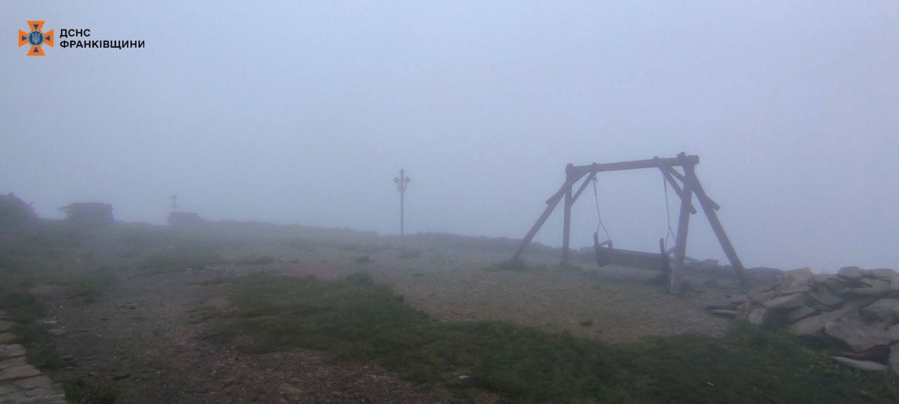 На горі Піп Іван — туман, сильний вітер і +4°C: рятувальники застерігають туристів
