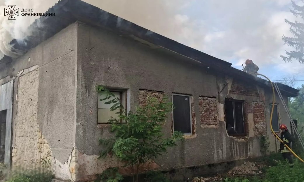 На Івано-Франківщині горіло складське приміщення (ФОТОФАКТ)