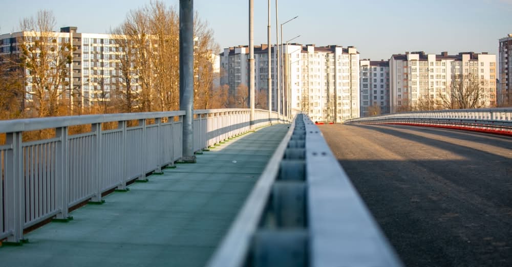 «Спершу завершимо роботи, тоді критикуйте»: Марцінків відповів на зауваження щодо розмітки на мості на Пасічну