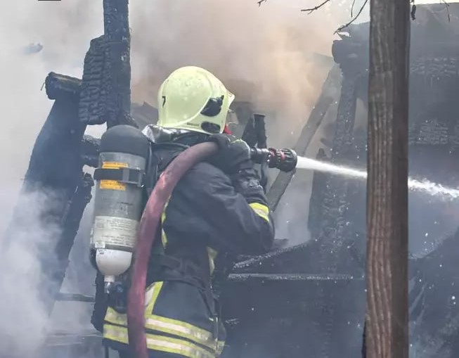 На площі 50 квадратних метрів: на Прикарпатті горіла господарська прибудова