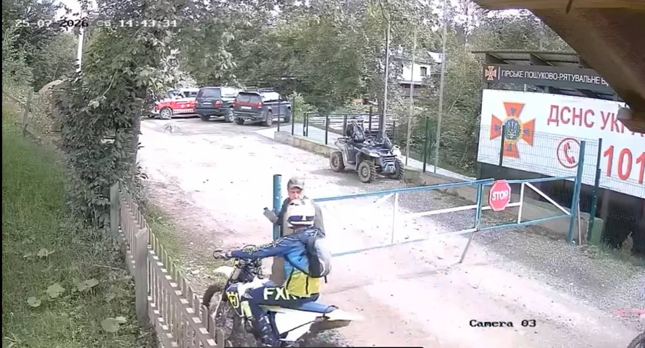 Туристи на мотоциклах намагалися заїхати на Петрос через заповідну зону (ВІДЕО)