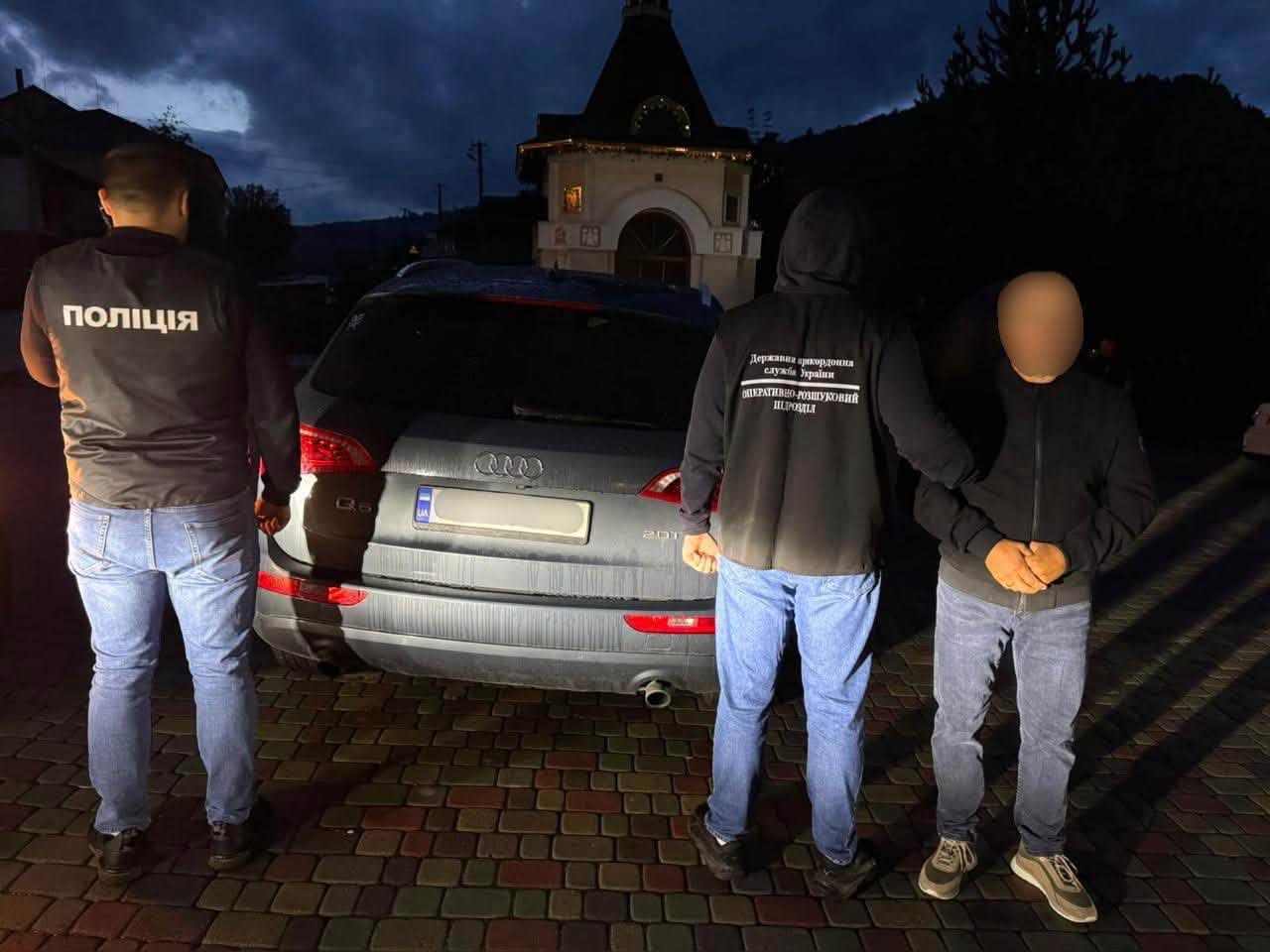 Прикарпатець за п'ять тисяч доларів намагався нелегально переправити чоловіка до Угорщини
