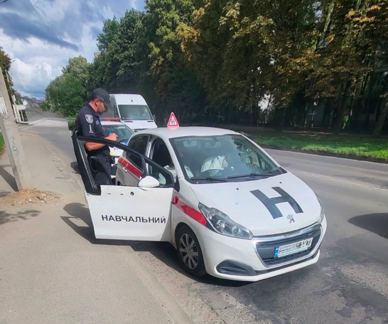 В Івано-Франківську оштрафували автоінструктора, який навчав учнів без чинного атестата