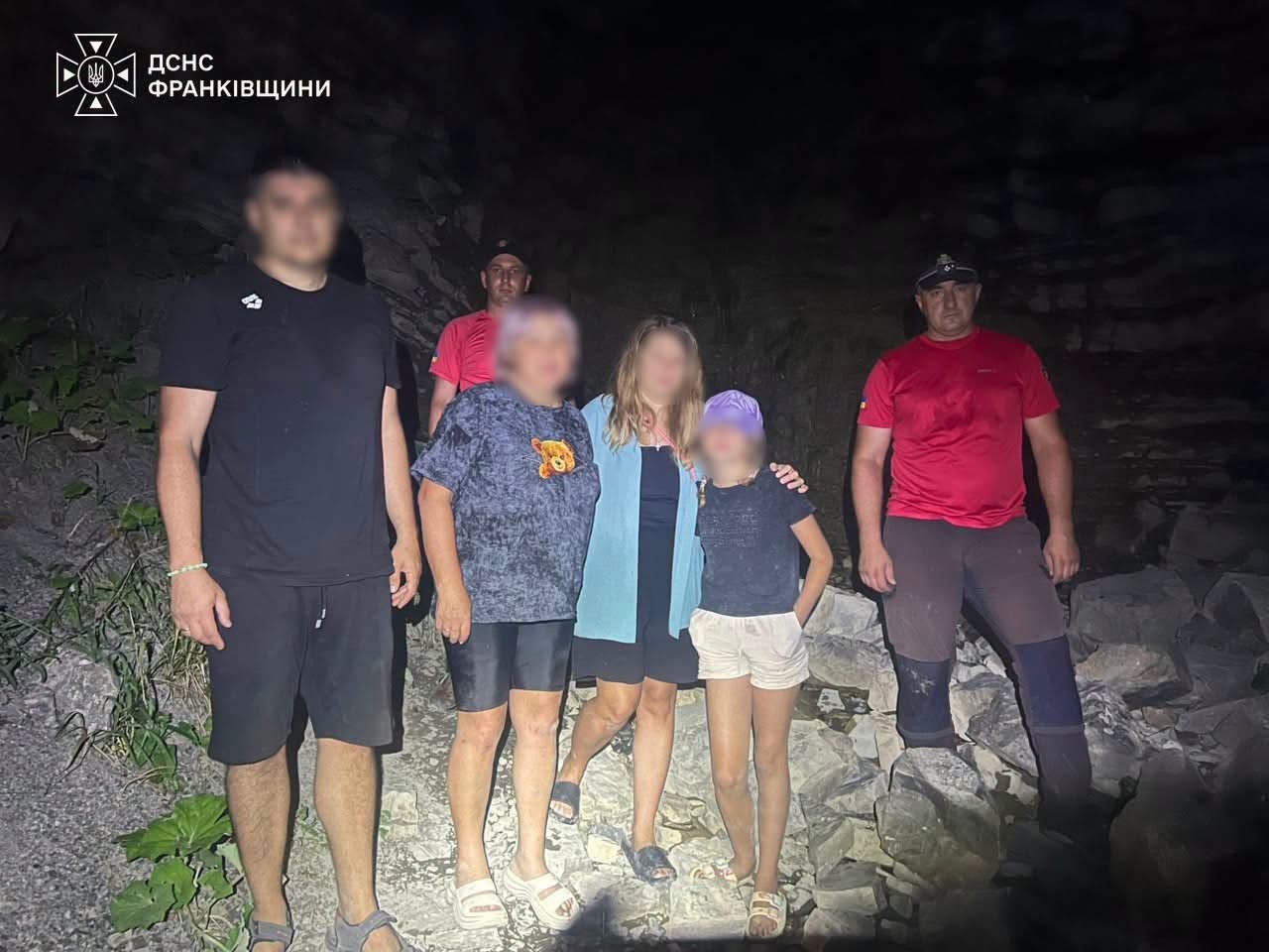 За вечір у Карпатах врятували трьох туристок: двох зняли зі схилу, ще одну евакуювали з травмою