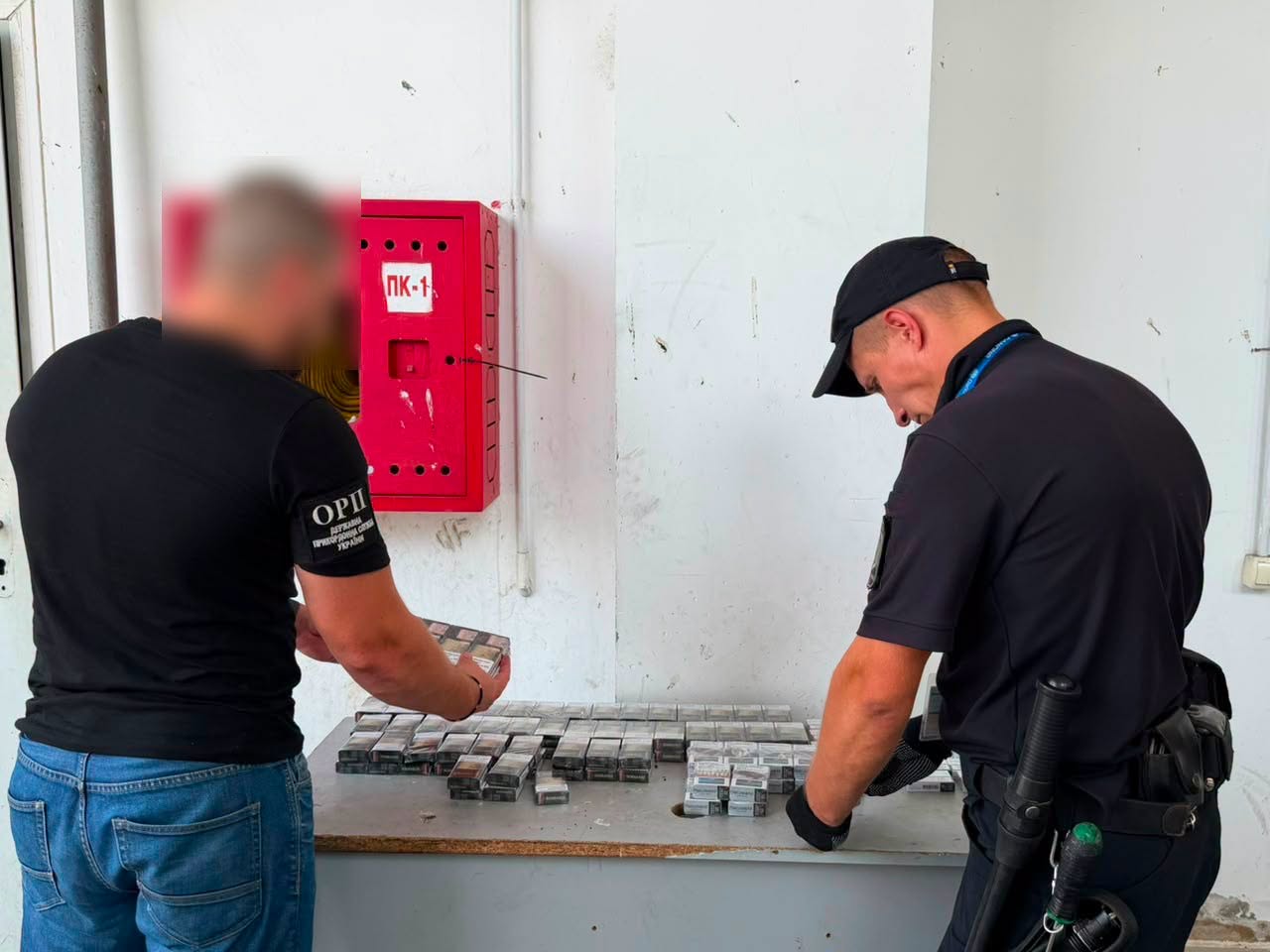 Паливні баки перетворили на схованки: на кордоні викрили дві спроби контрабанди цигарок