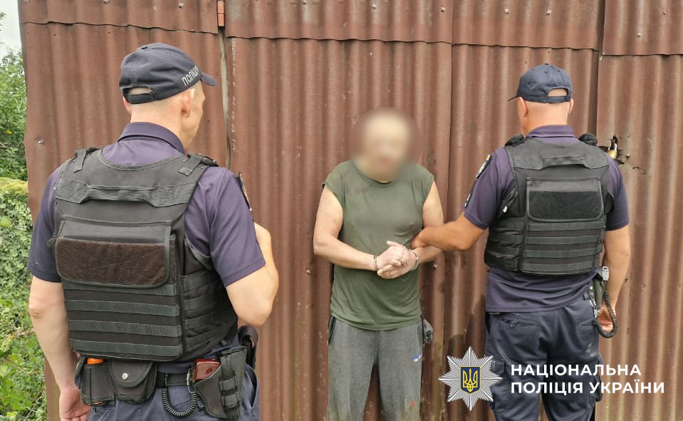 На Буковині затримали чоловіка, який поранив двох поліціянтів та переховувався у лісі