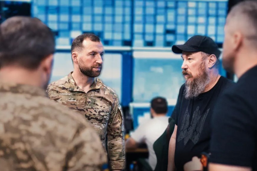 Захист логістики та потреби воїнів: Євгеній Хмара зустрівся з командирами СБС, «Азову» та армійських корпусів