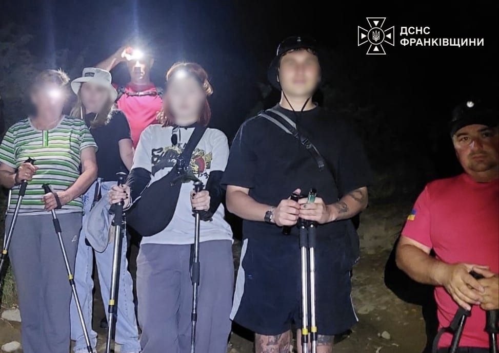 Заблукали та знесилилися: прикарпатські рятувальники двічі допомагали туристам у горах