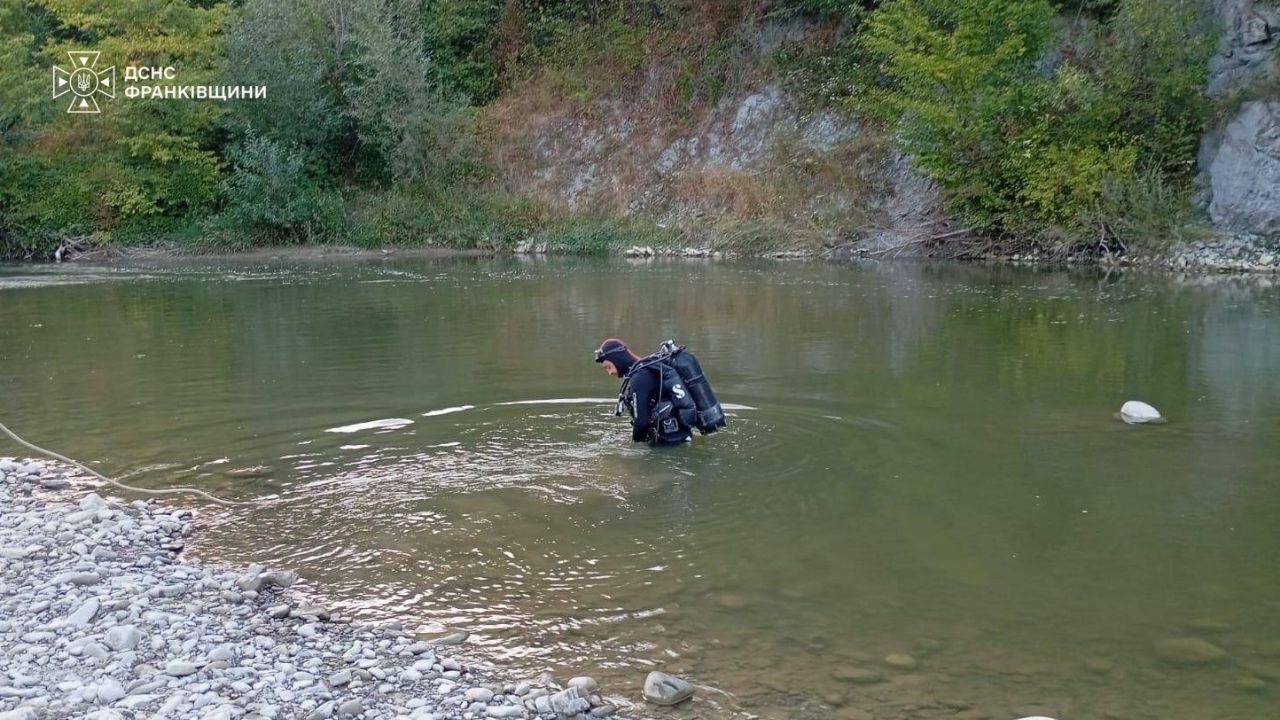 Водолази знайшли тіло чоловіка, який втопився у Пруті на Прикарпатті